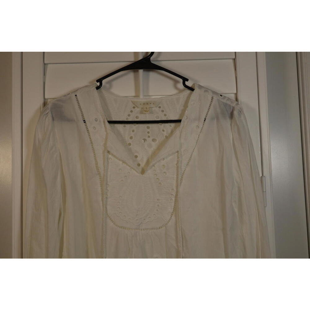 Adivia BOHO white Eyelet long-sleeve  top with a v neck size Large - Picture 3 of 8